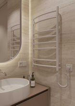 Завантажте зображення в засіб перегляду галереї, Біла електрична рушникосушарка Ладер 8, встановлена у світлій ванній кімнаті
фото 1